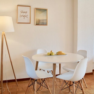 Mittelgroßes Skandinavisches Esszimmer ohne Kamin mit weißer Wandfarbe, braunem Holzboden und beigem Boden in Düsseldorf