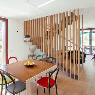 Esempio di una sala da pranzo minimal con parquet chiaro, pavimento beige e pareti grigie