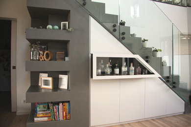 Mittelgroße Moderne Wohnküche mit weißer Wandfarbe, hellem Holzboden und braunem Boden in Düsseldorf