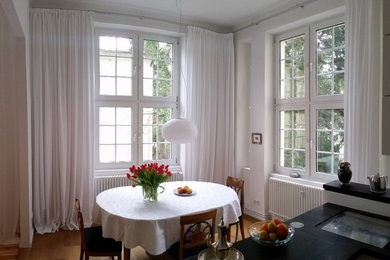Mittelgroße Landhaus Wohnküche mit weißer Wandfarbe und hellem Holzboden in Berlin