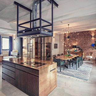 Offenes, Geräumiges Industrial Esszimmer mit weißer Wandfarbe, Betonboden und grauem Boden in Nürnberg