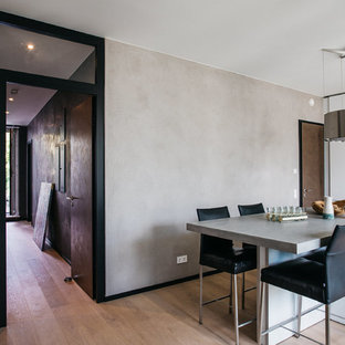 Mittelgroße Moderne Wohnküche ohne Kamin mit beiger Wandfarbe, hellem Holzboden und beigem Boden in Hamburg