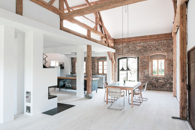 Offenes Landhausstil Esszimmer mit weißer Wandfarbe, hellem Holzboden und beigem Boden in München