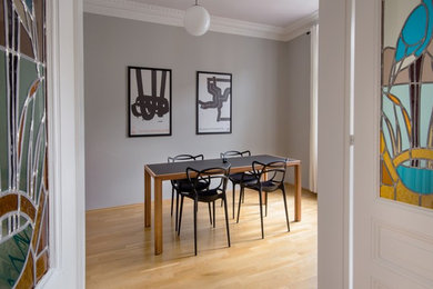 Offenes, Mittelgroßes Skandinavisches Esszimmer mit grauer Wandfarbe, braunem Holzboden und braunem Boden in Frankfurt am Main
