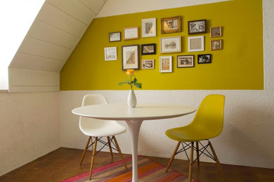 Geschlossenes, Kleines Modernes Esszimmer ohne Kamin mit weißer Wandfarbe und braunem Boden in München
