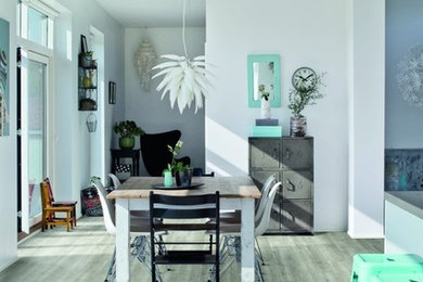 Geräumige Skandinavische Wohnküche mit weißer Wandfarbe und Korkboden in Nürnberg