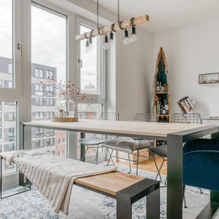 Offenes, Mittelgroßes Nordisches Esszimmer mit weißer Wandfarbe, braunem Boden und hellem Holzboden in Hamburg