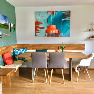 Mittelgroße Eklektische Wohnküche ohne Kamin mit blauer Wandfarbe, braunem Holzboden und braunem Boden in München