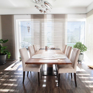Geschlossenes Modernes Esszimmer mit weißer Wandfarbe, dunklem Holzboden und braunem Boden in Sonstige