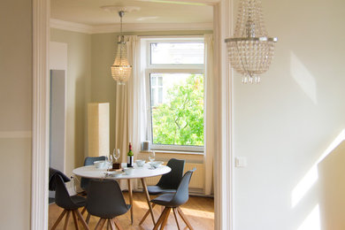Geschlossenes, Kleines Modernes Esszimmer ohne Kamin mit grüner Wandfarbe, braunem Holzboden und braunem Boden in Hamburg