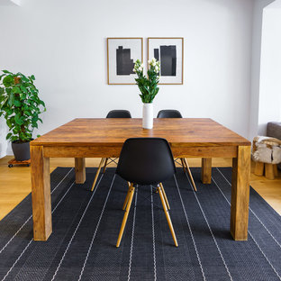Kleines Modernes Esszimmer ohne Kamin mit weißer Wandfarbe, braunem Holzboden und braunem Boden in Frankfurt am Main