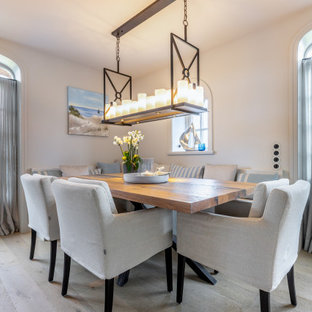 Großes Klassisches Esszimmer mit beiger Wandfarbe, hellem Holzboden und beigem Boden in Sonstige