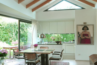 Стильный дизайн: гостиная-столовая среднего размера в современном стиле с белыми стенами и полом из керамической плитки - последний тренд