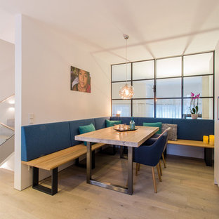 Offenes, Mittelgroßes Industrial Esszimmer ohne Kamin mit weißer Wandfarbe, hellem Holzboden und beigem Boden in Hamburg