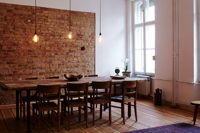 Offenes, Mittelgroßes Rustikales Esszimmer ohne Kamin mit weißer Wandfarbe und braunem Holzboden in Berlin