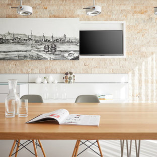 Ejemplo de comedor de cocina contemporáneo, pequeño, sin chimenea, con paredes beige, suelo gris y suelo vinílico