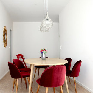 Geschlossenes, Kleines Modernes Esszimmer ohne Kamin mit weißer Wandfarbe, hellem Holzboden und beigem Boden in Frankfurt am Main