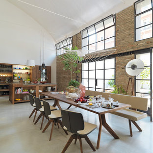 Geräumiges, Offenes Industrial Esszimmer ohne Kamin mit weißer Wandfarbe, Betonboden und grauem Boden in Hannover