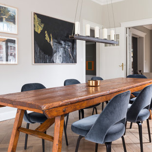 Geschlossenes, Mittelgroßes Klassisches Esszimmer ohne Kamin mit beiger Wandfarbe, beigem Boden und braunem Holzboden in Hamburg