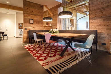 На фото: большая гостиная-столовая в стиле фьюжн с полом из керамической плитки и коричневыми стенами с