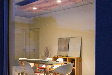 Imagen de comedor actual con paredes blancas y suelo de linóleo