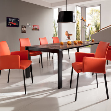 Hochwertige Esstisch-Gruppe mit Keramiktisch und knalligen Sesseln