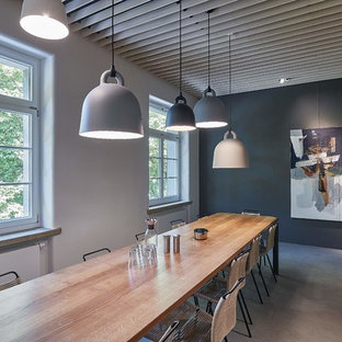 Großes Modernes Esszimmer ohne Kamin mit grauer Wandfarbe, Betonboden und grauem Boden in Stuttgart