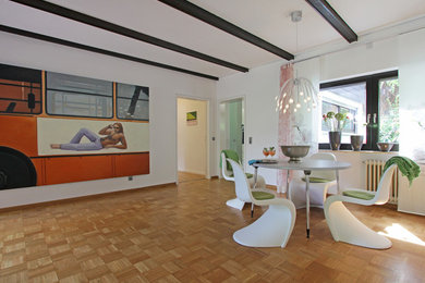 Modernes Esszimmer mit braunem Holzboden in Sonstige