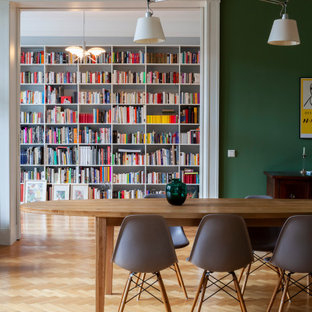Geschlossenes, Großes Mediterranes Esszimmer mit grüner Wandfarbe und braunem Boden in Berlin
