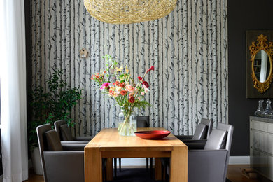 Offenes, Geräumiges Stilmix Esszimmer mit grauer Wandfarbe, braunem Holzboden und beigem Boden in Hamburg
