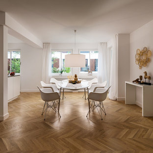 Offenes, Großes Modernes Esszimmer ohne Kamin mit weißer Wandfarbe, braunem Holzboden und braunem Boden in München