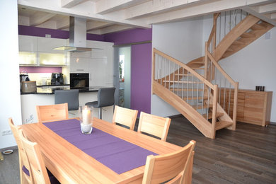 На фото: столовая в современном стиле с фиолетовыми стенами