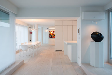 Cette photo montre une grande salle à manger ouverte sur le salon scandinave avec un mur blanc.