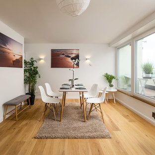 Offenes, Mittelgroßes Nordisches Esszimmer ohne Kamin mit weißer Wandfarbe, braunem Holzboden und braunem Boden in München
