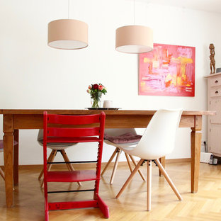Mittelgroßes Eklektisches Esszimmer ohne Kamin mit weißer Wandfarbe, braunem Holzboden und braunem Boden in Frankfurt am Main