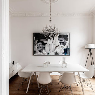 Geschlossenes Nordisches Esszimmer mit weißer Wandfarbe, braunem Holzboden und braunem Boden in Hamburg