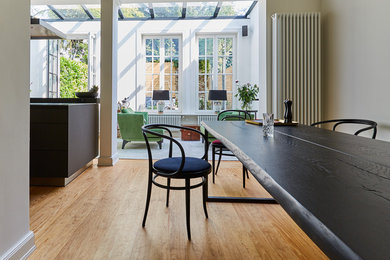 Mittelgroßes, Offenes Retro Esszimmer mit grauer Wandfarbe, braunem Holzboden und braunem Boden in Hamburg