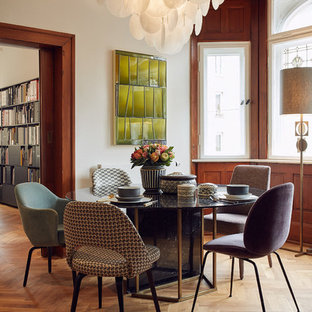 Kleines Eklektisches Esszimmer ohne Kamin mit weißer Wandfarbe, braunem Holzboden und braunem Boden in Stuttgart