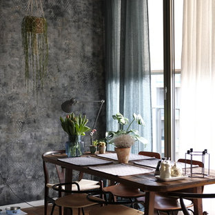 Geschlossenes, Kleines Modernes Esszimmer ohne Kamin mit grauer Wandfarbe, dunklem Holzboden und braunem Boden in Berlin