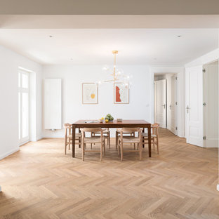 Modernes Esszimmer mit weißer Wandfarbe, hellem Holzboden und beigem Boden in Berlin