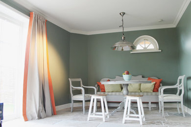 Diseño de comedor de estilo de casa de campo con paredes verdes