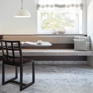 Kleine Moderne Wohnküche ohne Kamin mit weißer Wandfarbe, Marmorboden und weißem Boden in Stuttgart