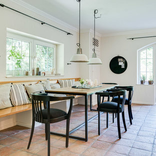 Geschlossenes, Mittelgroßes Mediterranes Esszimmer ohne Kamin mit weißer Wandfarbe, Terrakottaboden und rotem Boden in München
