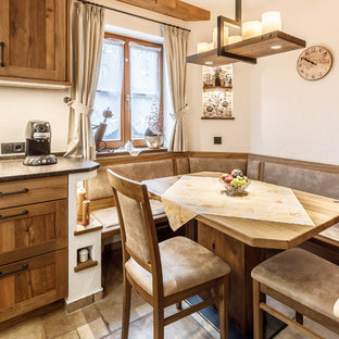 Kleine Landhaus Wohnküche ohne Kamin mit weißer Wandfarbe und beigem Boden in München