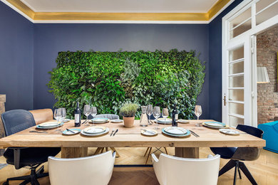 Foto på en stor eklektisk matplats med öppen planlösning, med blå väggar och ljust trägolv