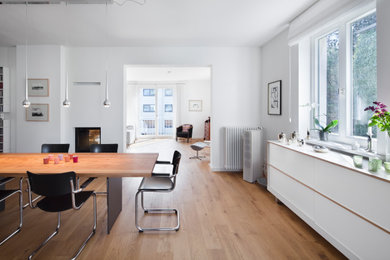 Geräumiges Modernes Esszimmer mit braunem Holzboden und braunem Boden in Düsseldorf