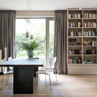 Offenes Modernes Esszimmer mit beiger Wandfarbe, hellem Holzboden und beigem Boden in Hamburg