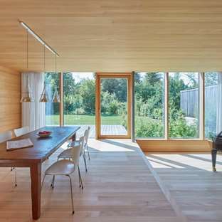 Modernes Esszimmer mit beiger Wandfarbe, hellem Holzboden und beigem Boden in München