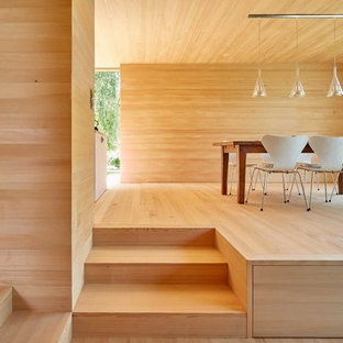 Modernes Esszimmer mit beiger Wandfarbe, hellem Holzboden und beigem Boden in München