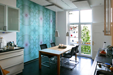 Große Moderne Wohnküche mit weißer Wandfarbe in Hannover